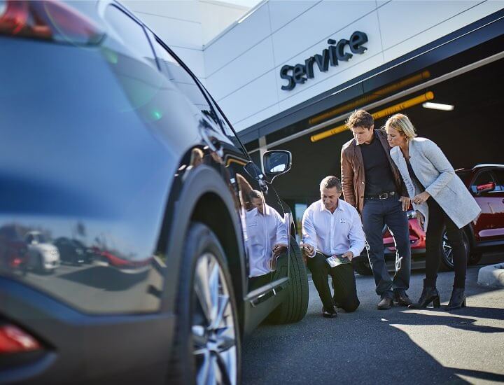 Service Manager Explaining Tire Wear to Customers